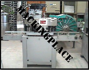 Ajustadora de tapas KAPS ALL en acero inoxidable con banda transportadora, tolva con vibracin y bajante para tapas