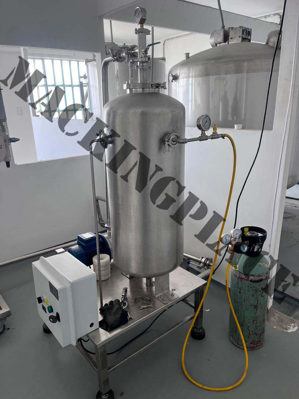 Miniatura de Torre de gasificado isobárico con agitador y tanques en producción.