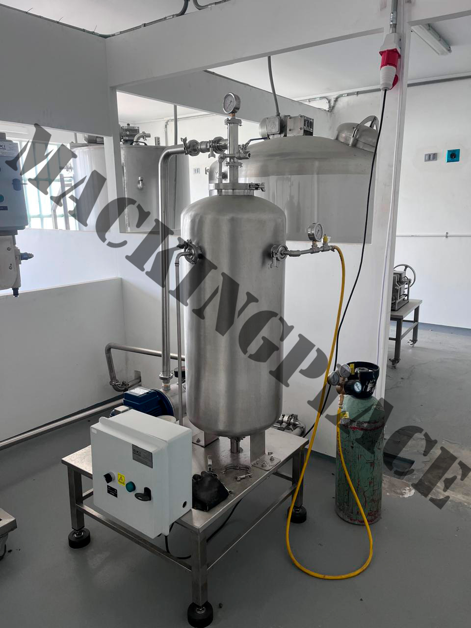 Miniatura de Torre de gasificado isobárico con agitador y tanques en producción.