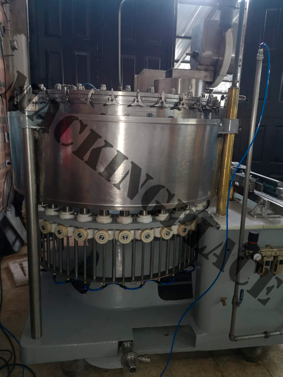 Llenadora rotativa isobrica de 34 boquillas y 8 cabezotes de tapado