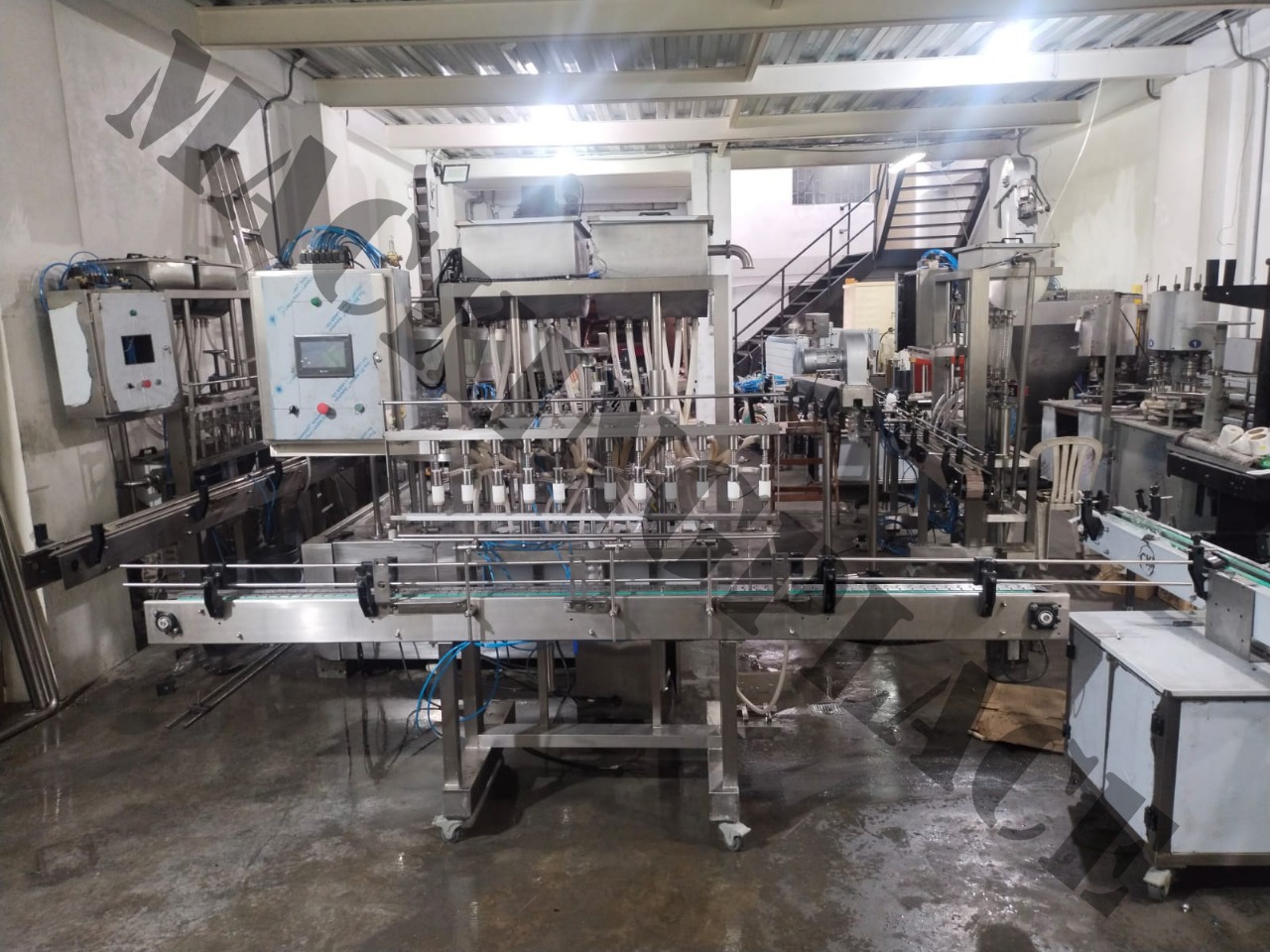 Llenadora Lineal CKI-LL1 de acero inoxidable con banda transportadora y PLC