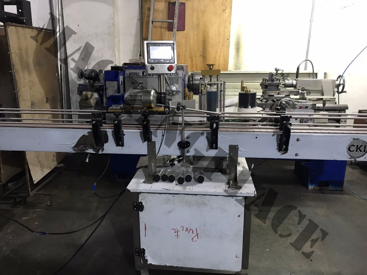 Etiquetadora automática para envases redondos con servomotor y pantalla touch