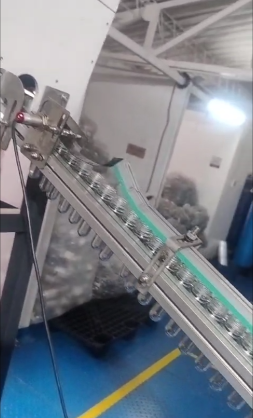 Sopladora automtica para botellas de hasta 1.5 L con 2 cavidades y consumo de 26 kW