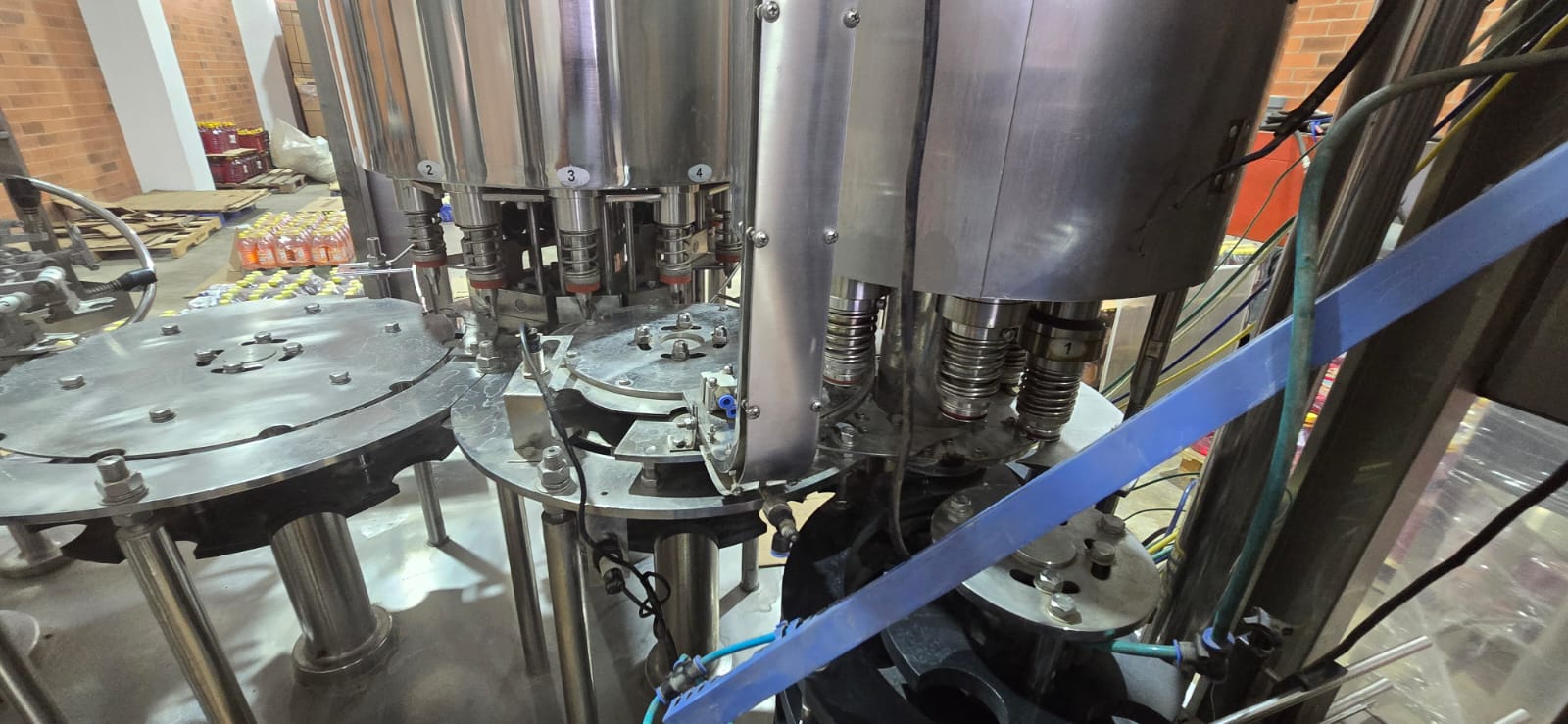 Tribloque usado con 16 estaciones de enjuagado, 12 de llenado, 6 de tapado y pantalla touch