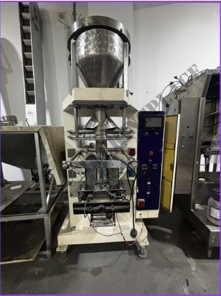 Empacadora de agua industrial en funcionamiento